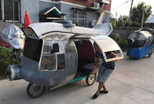 老大爺撿廢品拼接電動車